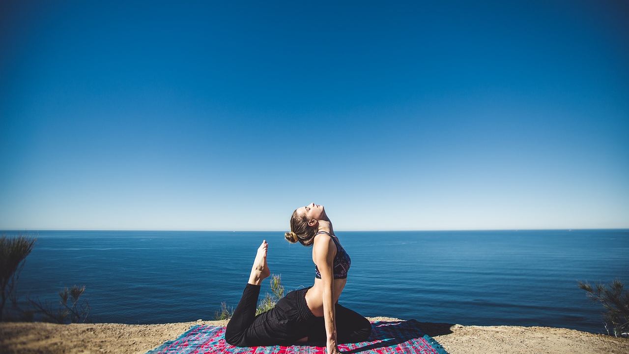 Donna che fa yoga benessere