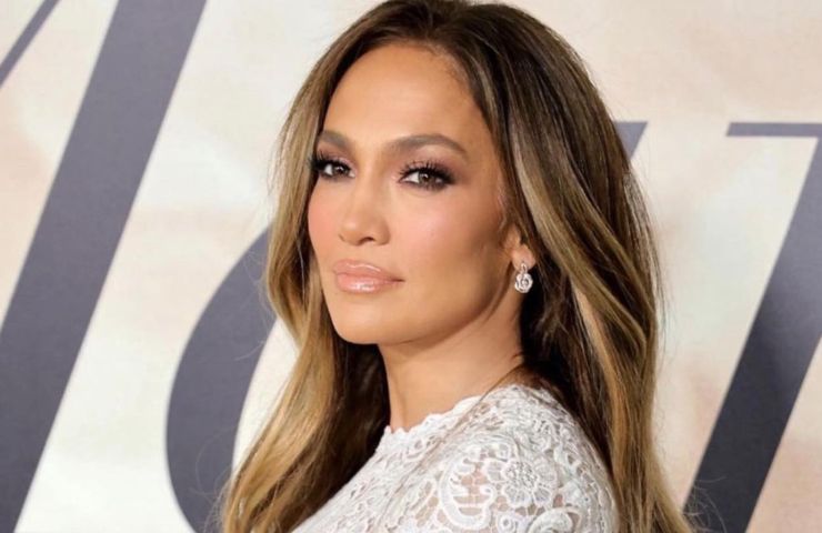 Manicure floreale jennifer lopez tendenza