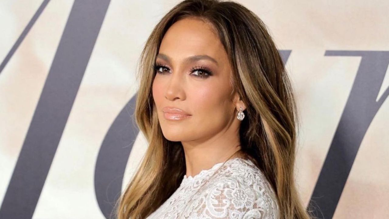 Manicure floreale jennifer lopez tendenza