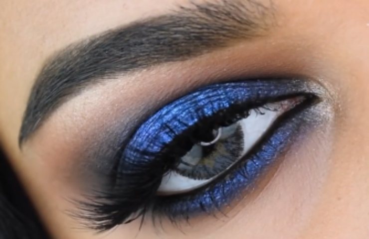 Smokey eyes blu elettrico