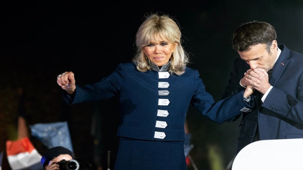 Brigitte Macron tailleur blu