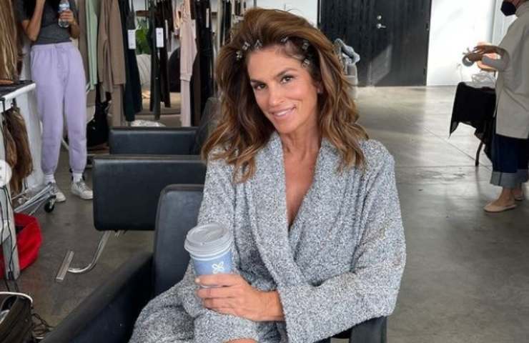 Cindy Crawford rilancia i pantaloni a zampa