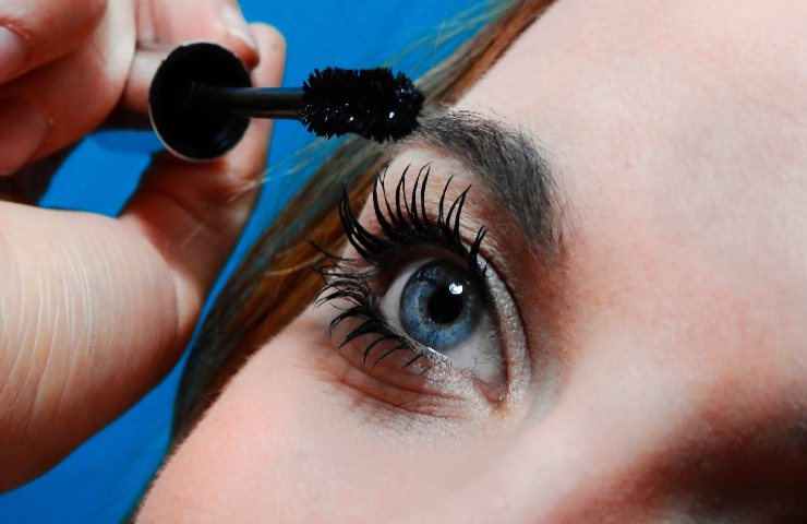 Mascara applicazione