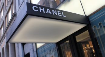 La rivolta delle influencer russe contro Chanel: borse fatte a brandelli