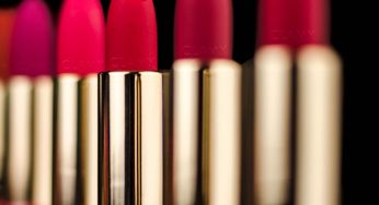 Viso spento, il rossetto rosso è la soluzione