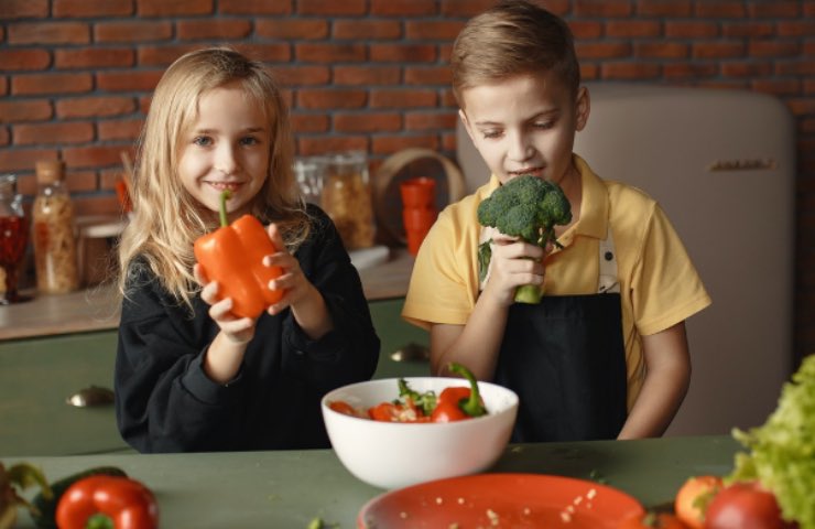 bambini mangiano cibo sano