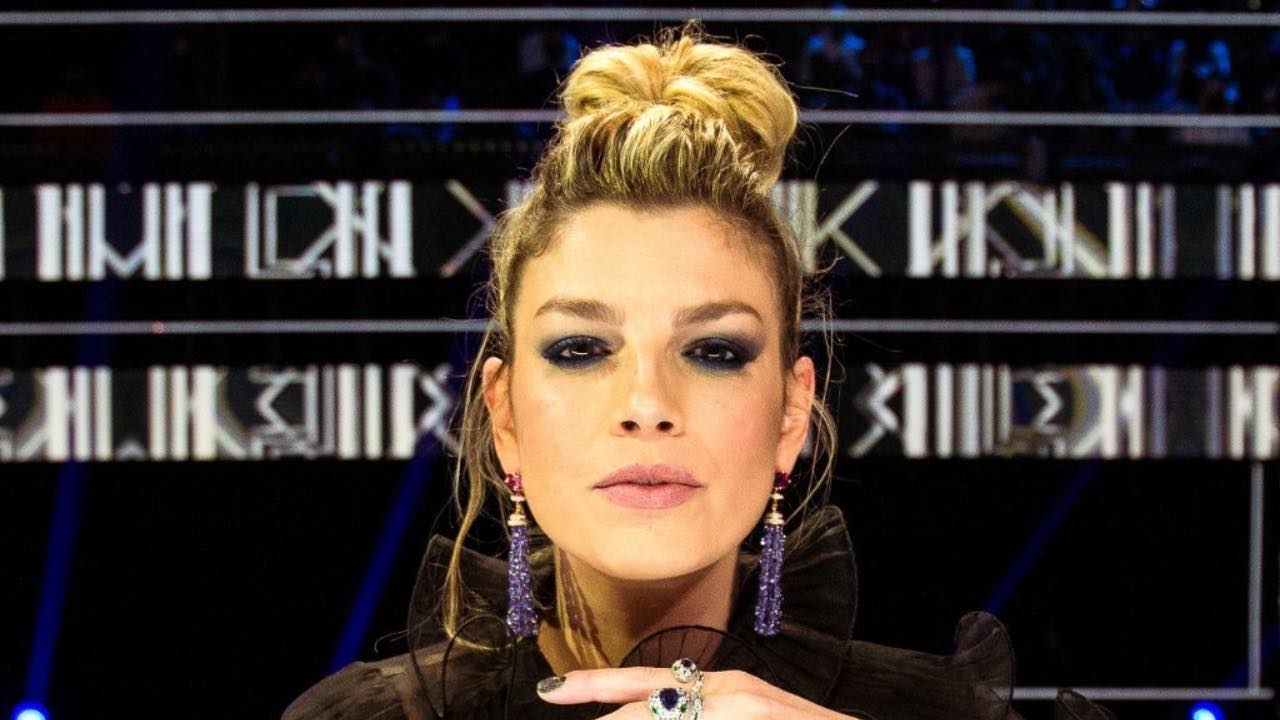 emma marrone minigonna