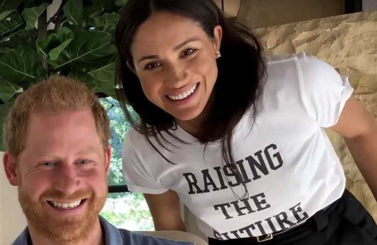 Meghan Markle minigonna nera