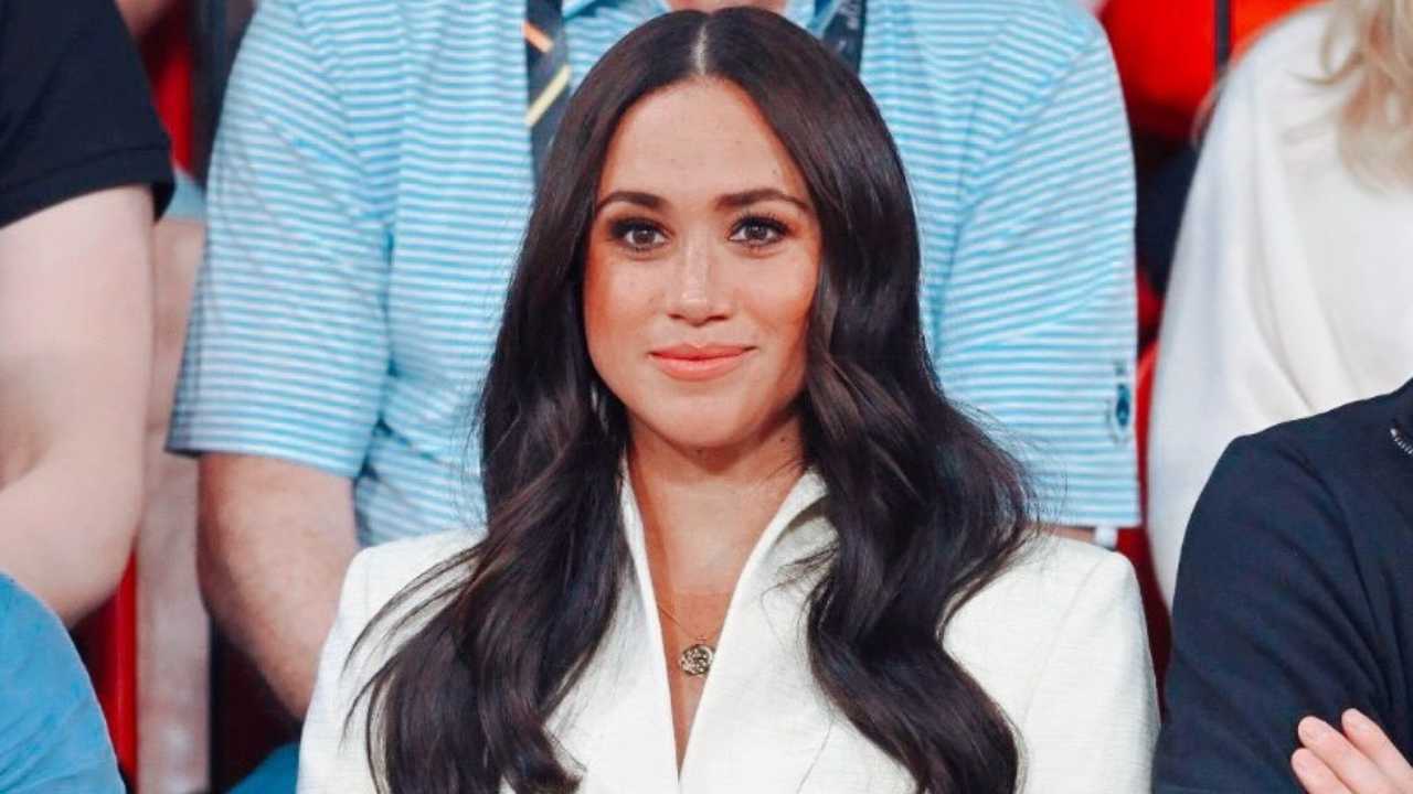 Meghan Markle minigonna nera