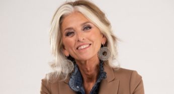 Paola Marella ci stupisce con un outfit “fuori dalle righe”: la camicia mariniere si indossa così