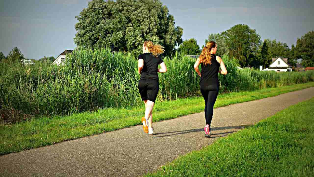 come proteggere i capelli durante la corsa