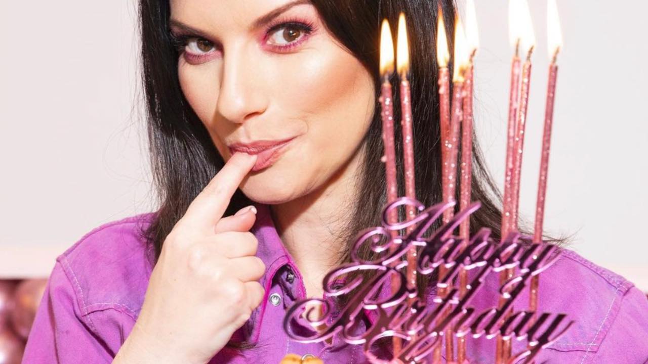 laura Pausini mocassini rosa compleanno