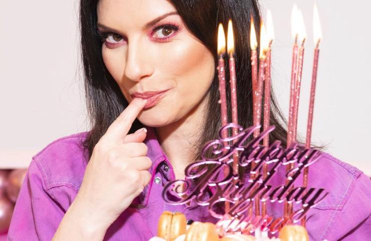 Laura Pausini compleanno mocassini rosa 