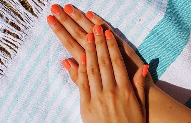 unghie perfette arancione tendenza estiva 