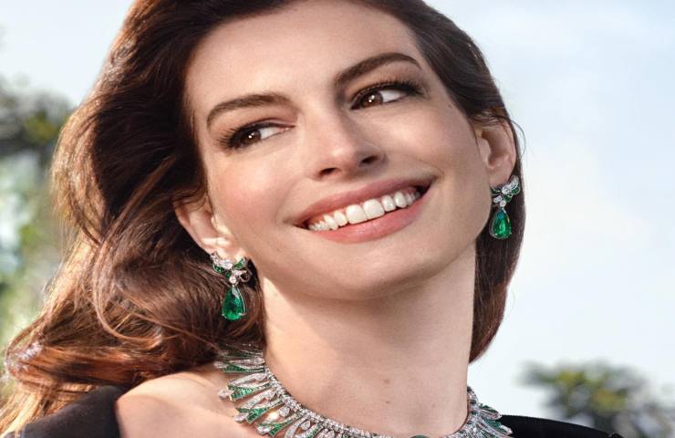 Anne Hathaway outfit giallo valentino