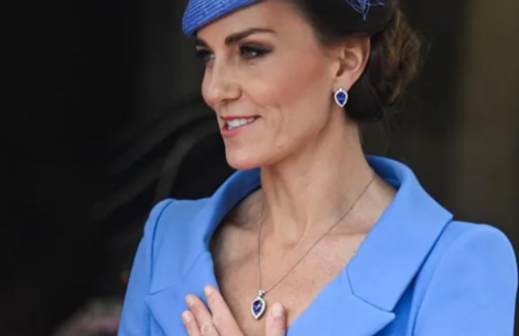 Kate Middleton parure blu valore 