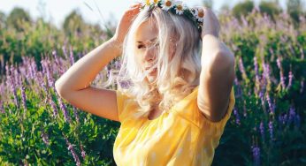 Capelli decolorati o con riflessi gialli? I rimedi della nonna ti sorprenderanno!