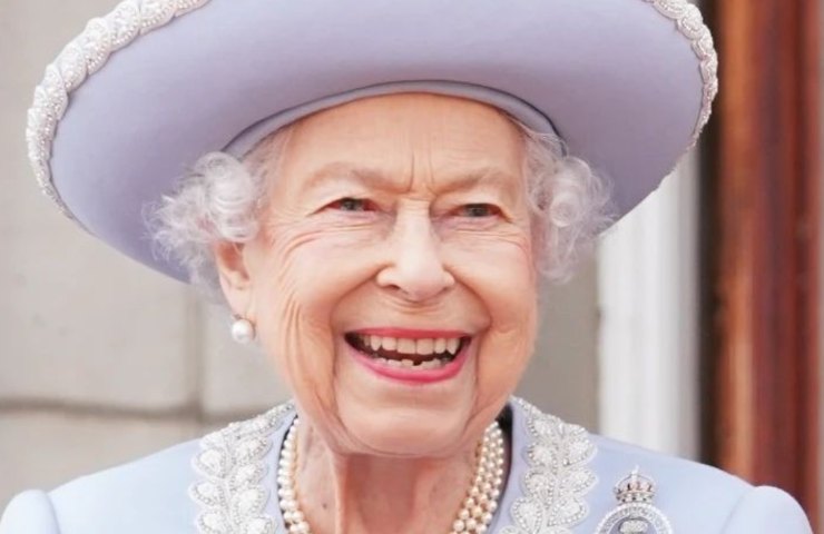 la Regina Elisabetta nuovo hair look taglio corto