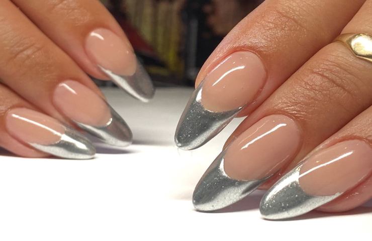 manicure chrome tendenza estate 2022