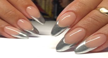 Manicure chrome, la tendenza perfetta per chi vuole brillare sotto l’ombrellone