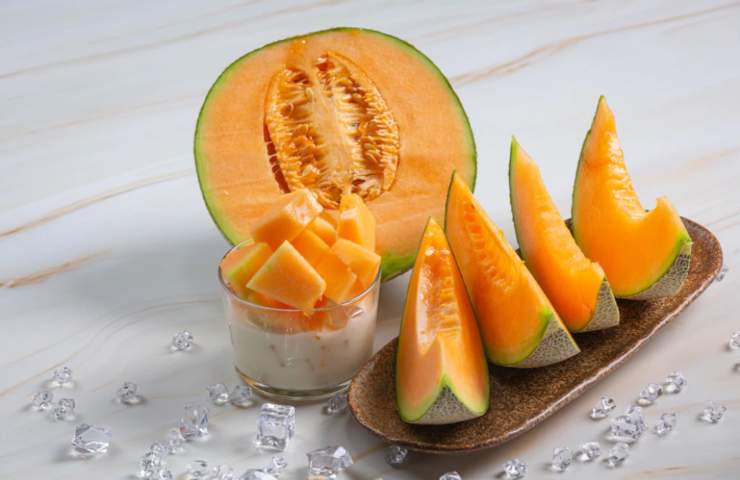 calorie melone giallo cantalupo ingrassare frutto cibi alimenti