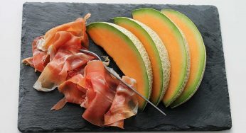 Estate, voglia di prosciutto e melone! Secondo molti questo piatto fa male. Qual è la verità per gli esperti?
