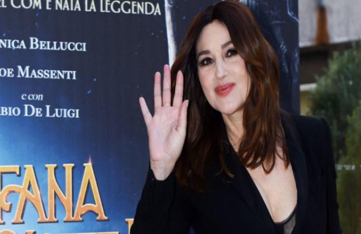 monica bellucci camicia bianca look tendenza estate 2022