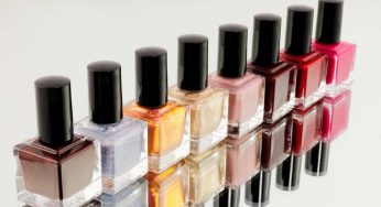 Sei a corto di acetone per togliere lo smalto? Esistono metodi alternativi