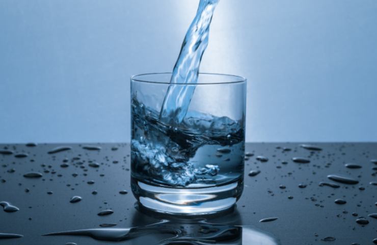 Bicchiere d'acqua: cosa fare trucco clamoroso