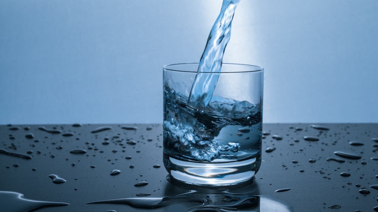Bicchiere d'acqua: cosa fare trucco clamoroso