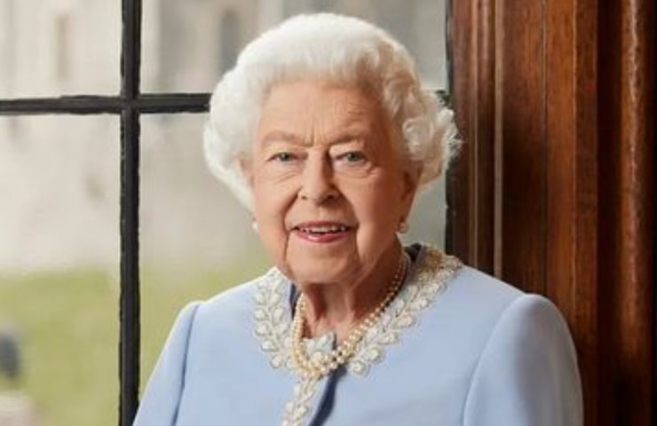 La Regina Elisabetta taglio pixie cut