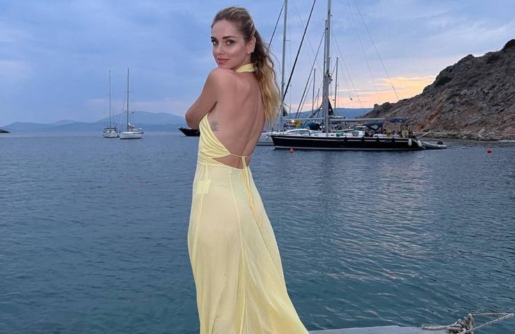 chiara ferragni abito giallo vista mare