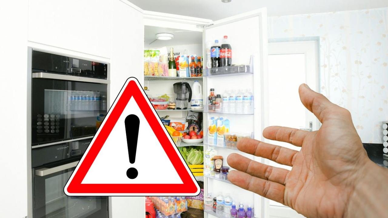 mano frigorifero pieno segnale pericolo