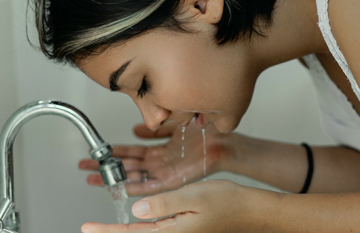 lavare viso acqua fredda si o no