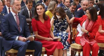 Letizia di Spagna, ok l’abito rosso ma gli accessori assolutamente no – FOTO