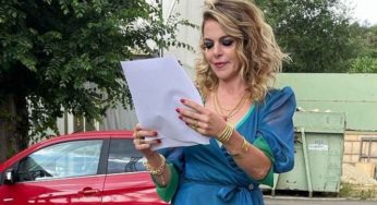 Claudia Gerini, vogliamo le tue sneakers: sono il modello clou dell’Autunno 2022
