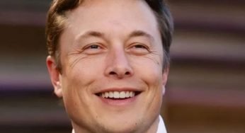 Elon Musk, sua mamma costretta a dormire in garage: il motivo è assurdo