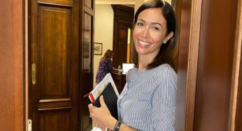 Mara Carfagna, la sua camicia bianca svela un segreto sulle tendenze di settembre 2022