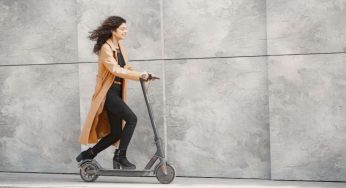 Donne in monopattino elettrico: tutti i motivi per cui dovreste fare questa scelta