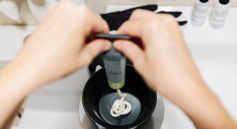 Macchie di tinta per capelli: come toglierle da pelle e mani
