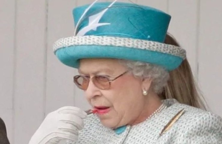 Regina Elisabetta II stile