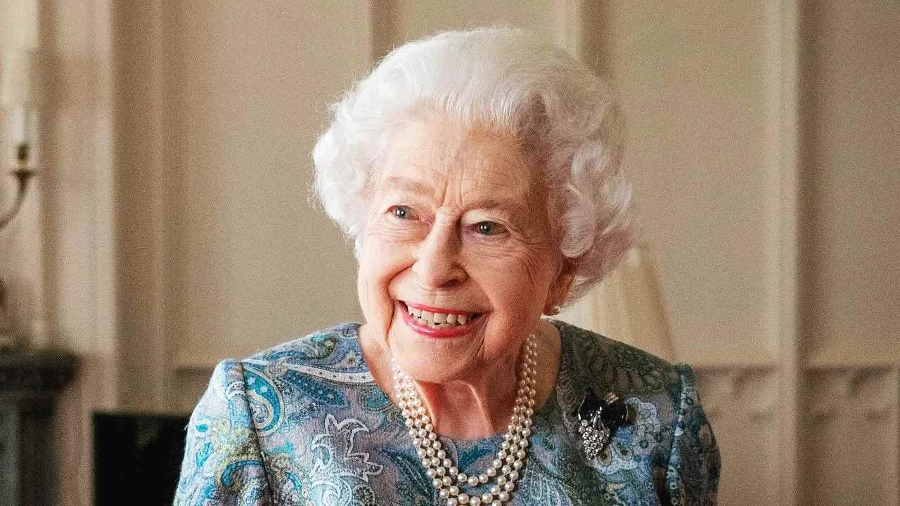 Regina Elisabetta II posizione borsetta