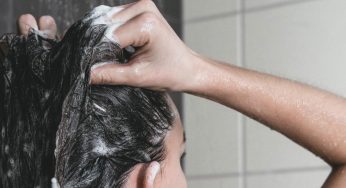 Lavare i capelli: è vero che non va fatto tutti i giorni? Diciamo la verità
