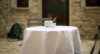 Macchie sulle tovaglie: questo ingrediente (che hai in casa) le fa sparire al volo