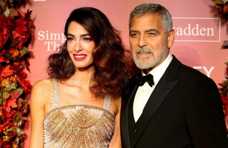 Amal Clooney minigonna