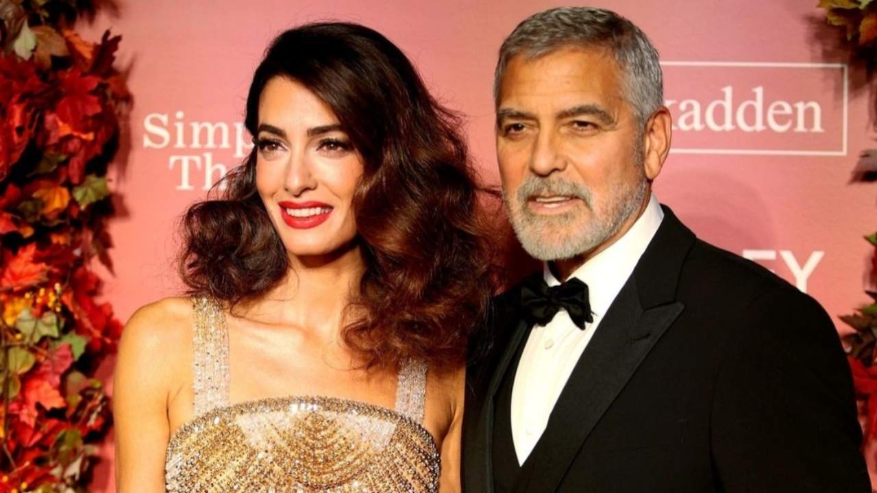 Amal Clooney minigonna