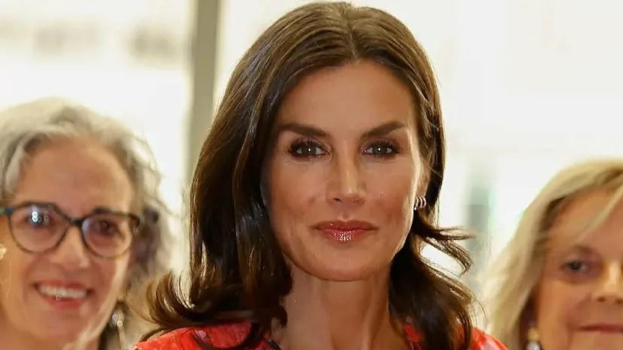 Letizia di Spagna outfit Columbus Day maniche cut out