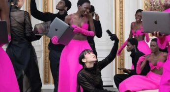 Valentino è logo-mania: l’ultima selezione di capi e accessori è una bomba di V