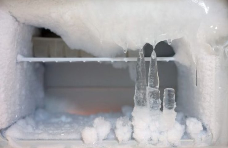 bicchiere d'acqua nel congelatore per togliere il ghiaccio