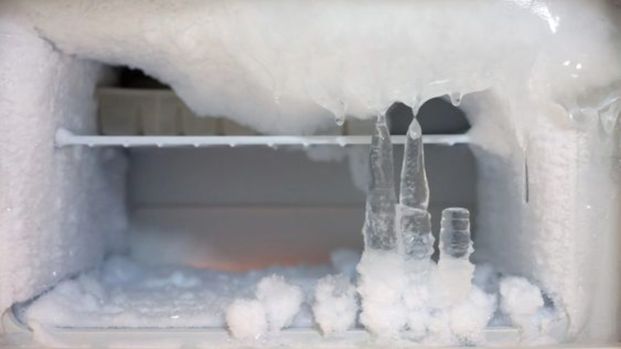 bicchiere d'acqua nel congelatore per togliere il ghiaccio